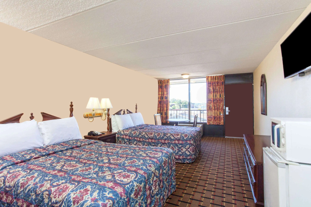 Clarion Inn & Suites near the Leconte Center Pigeon Forge