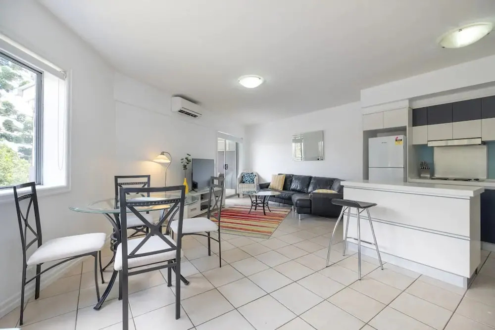 Peaceful 1 Bedroom Apartment with Parking