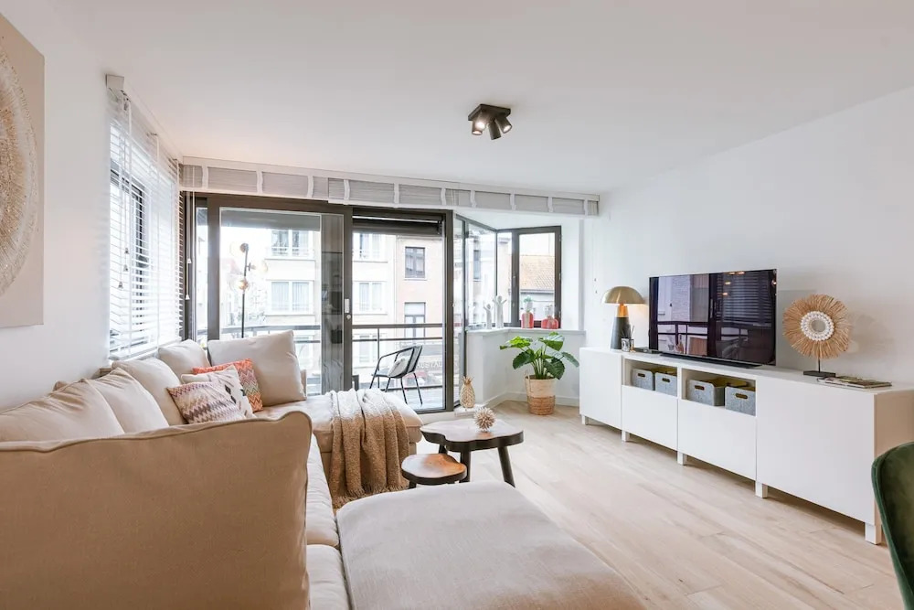 Pleasant 2 Bedroom Apartment With Private Parking