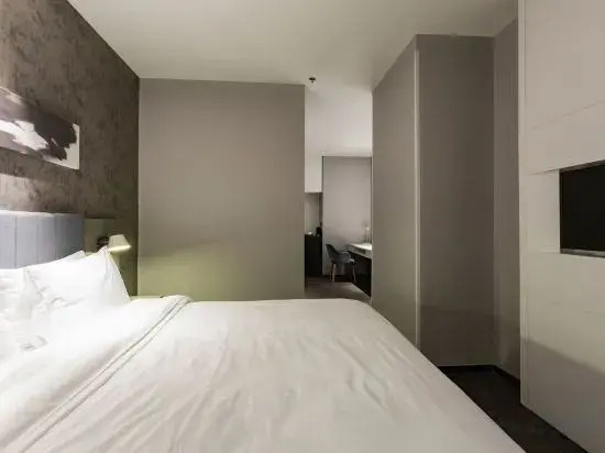 Ease Hotel (Wuhan Zhongshan Avenue Hanzheng Street Metro Station)