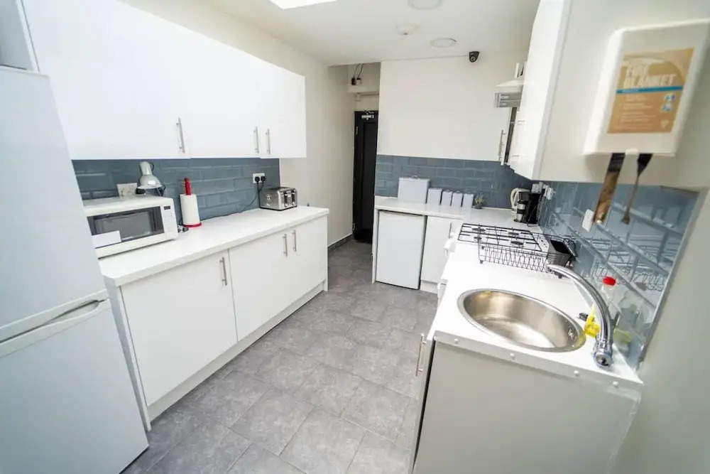 Stunning Studio Next to Restaurants!