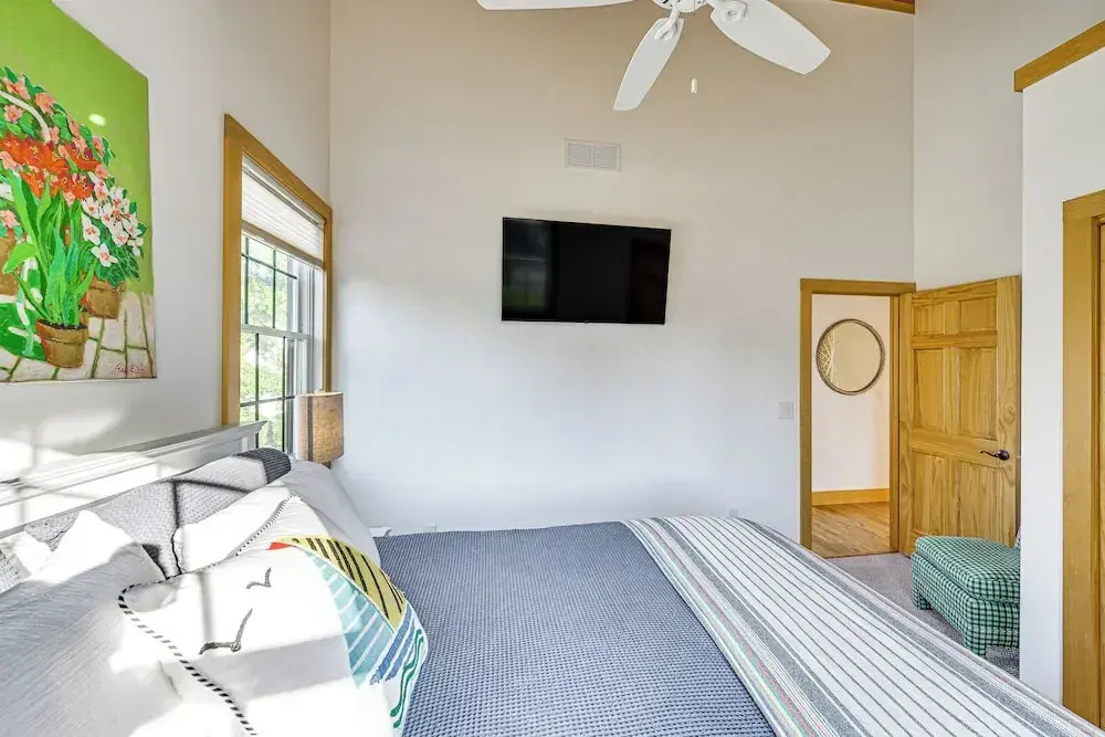 Walk to Dtwn Syracuse: Private Lake-view Home