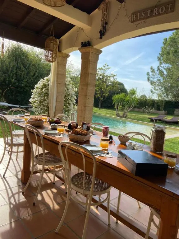 Le Patio, chambres d hôtes pour adultes en Camargue, possibilité de naturisme à la piscine