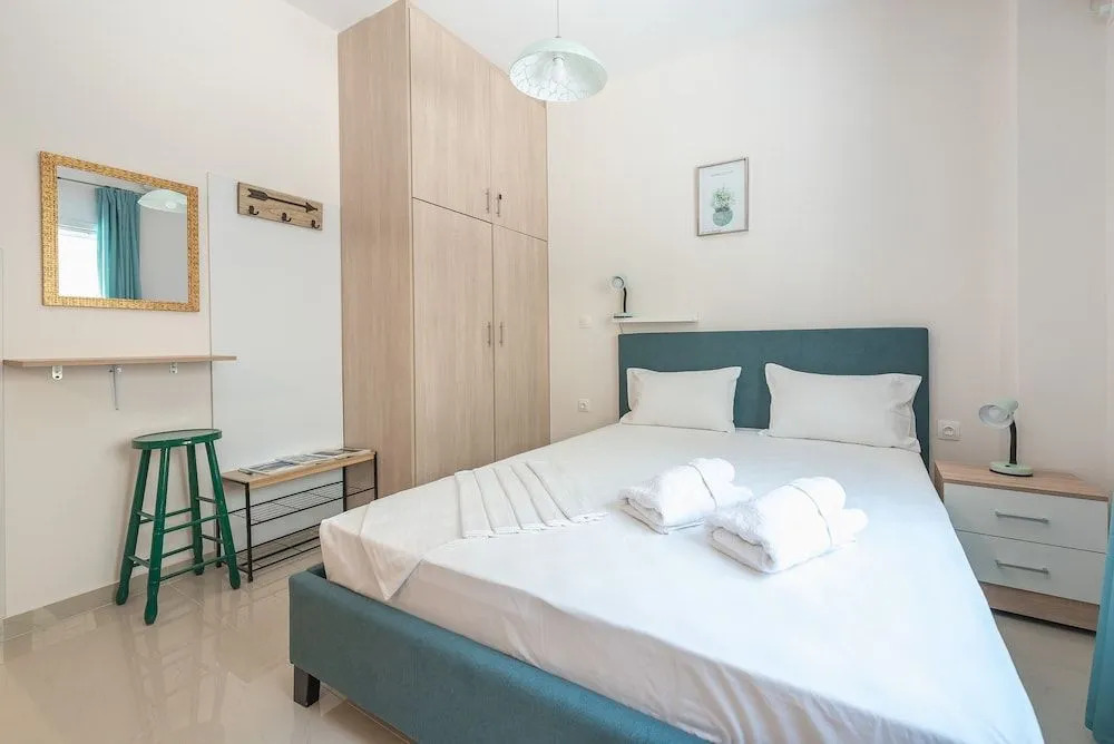 SHARING ROOM IN NEAR THISSIO METRO STATION BY ACROPOLIs