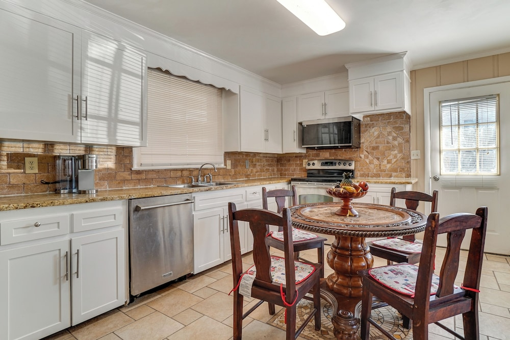 5 Mi to Broadway Fun! Group-ready Nashville Home