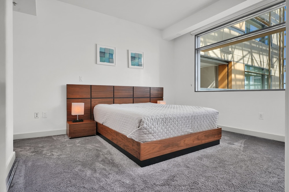 RS Suites - The AKA Residence