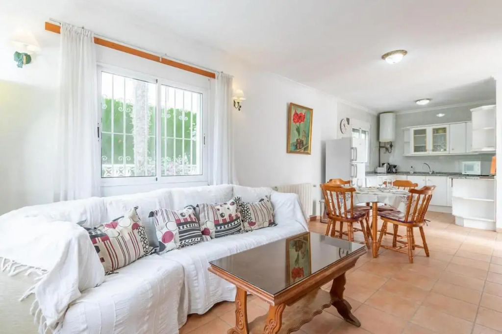 Spacious family home with Airco, private 5x10m pool, sandy beach 300m, free WiFi