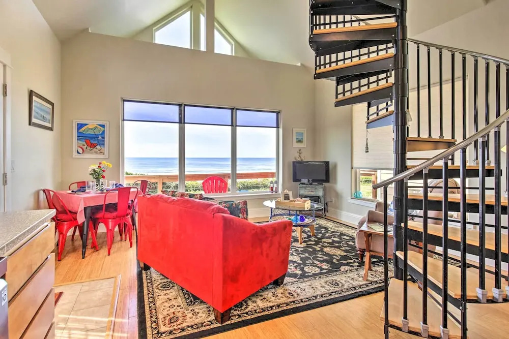 Oceanfront Cottage W/deck & Secluded Beach Access!