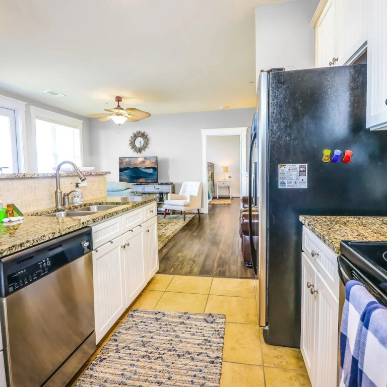 Resort Living on the Bay 2 bed 2 Bath Gorgeous Views Heated Infinity Pool Beach Access