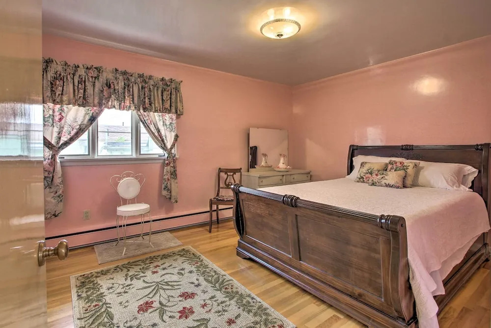 Nostalgic & Retro Anaconda Home, Walk to Town