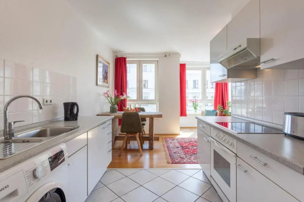 Stilvolles Studio in downtown Mitte, Boxspringbett, Balkon, Blick über Berlin auf den Himmel, zentrale Lage, Kiez vor der Haustür