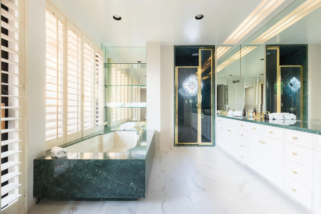 Moonshine by Avantstay Modern & Stylish Estate w/ Bar, Fire Pit & Hot Tub 5 bd