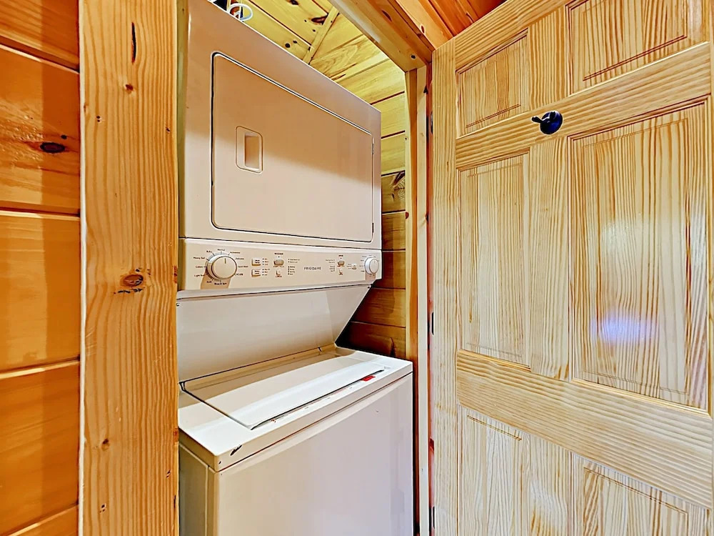 Peaceful Serenity W/ Private Hot Tub & Game Room 4 Bedroom Cabin