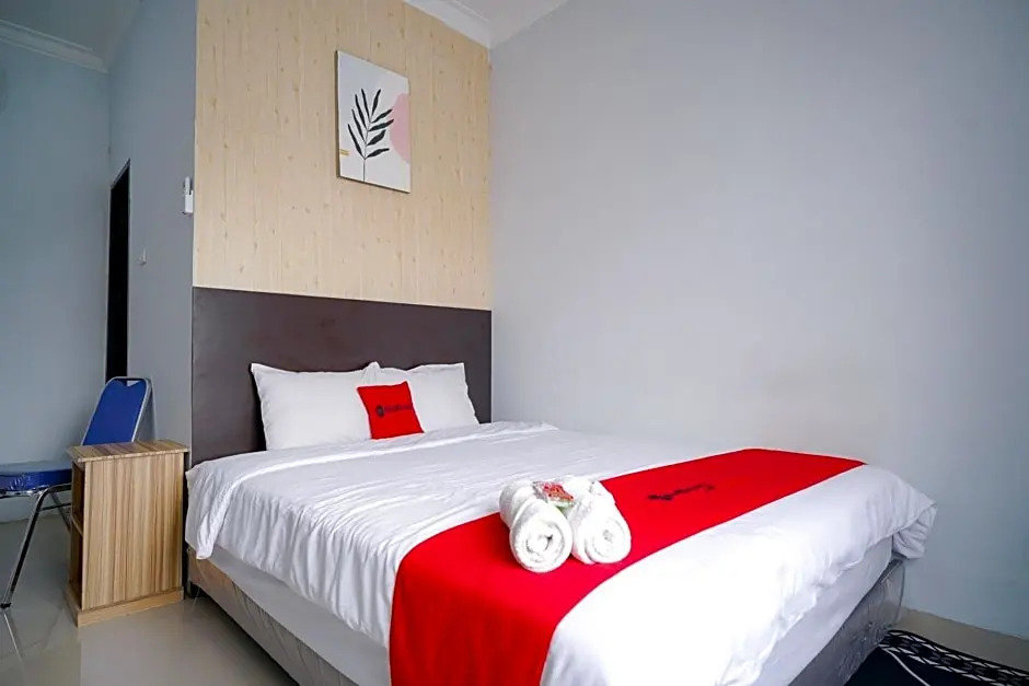 RedDoorz Premium at Raja Hostel Syariah