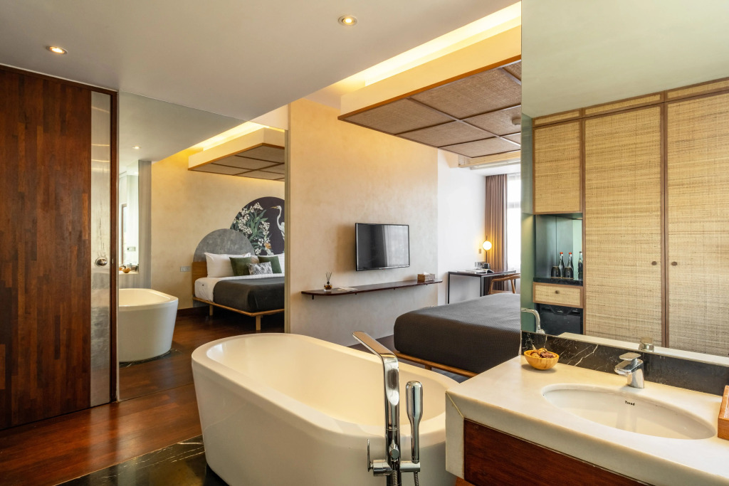 The Isvara by Cove