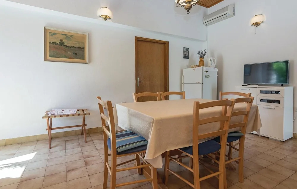 Nice Home in Privlaka With Wifi and 6 Bedrooms