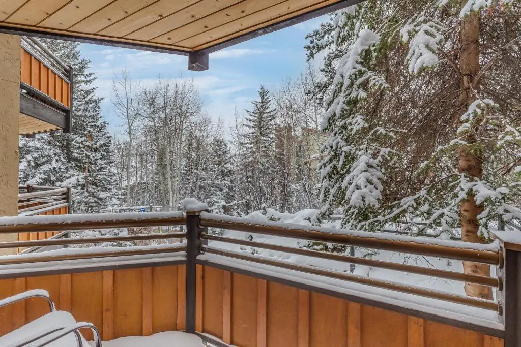 Laurelwood Condominiums Studio Premier Unit 304