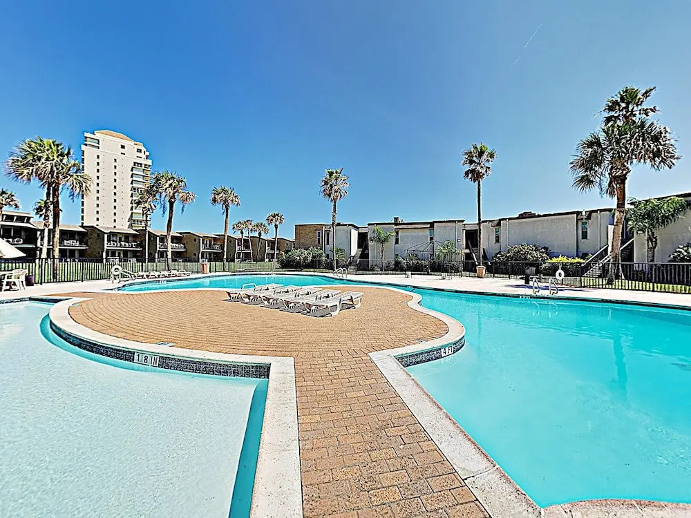 New Listing! Posh W/ Pool - Steps To Beach 2 Bedroom Condo