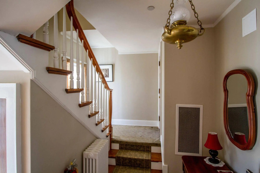 Four Mounds Inn
