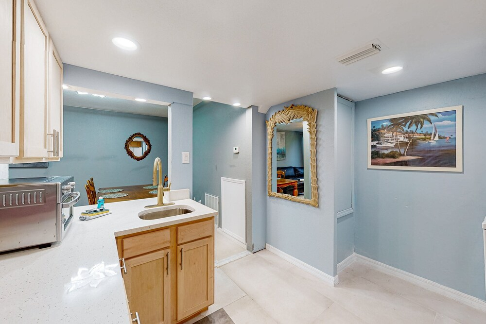 Comfortable Townhome Near Disney With Athletic Courts & Pool Access, Patio, & AC