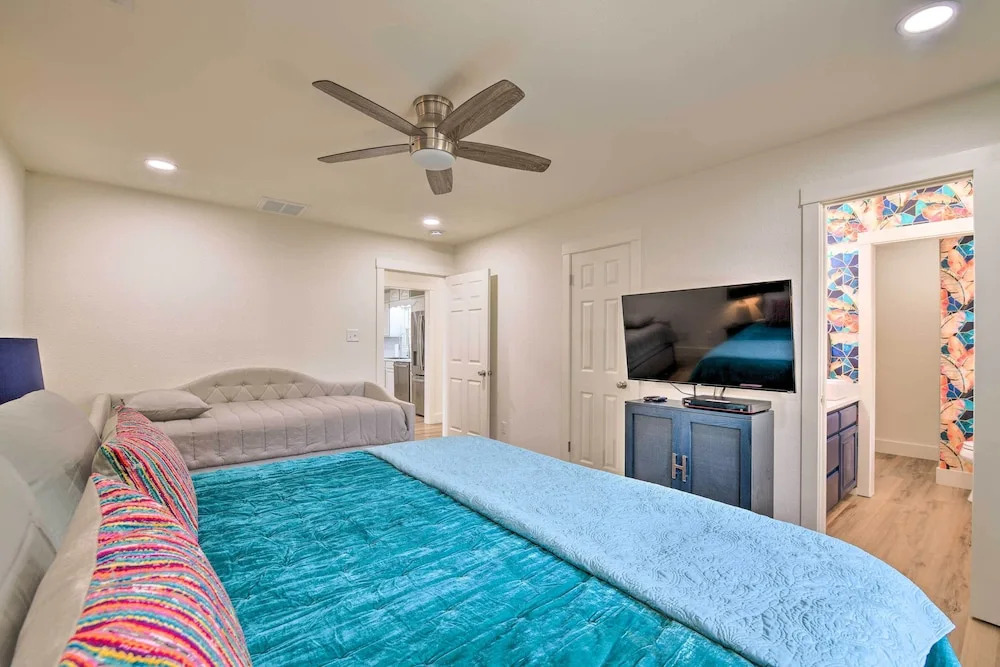 Lake Dayz Granbury Retreat w/ Private Dock!