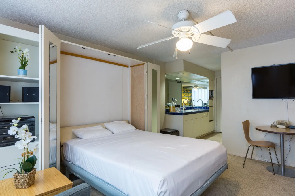 Kuhio Banyan Hotel