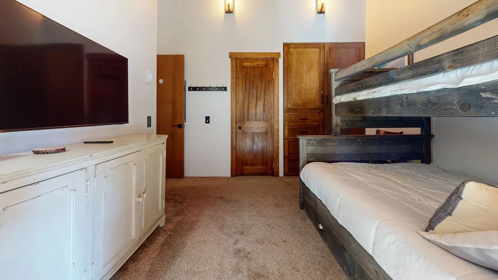 Val DIsere 35 Spacious Condo, Balcony with BBQ , Walk To The Village by RedAwning