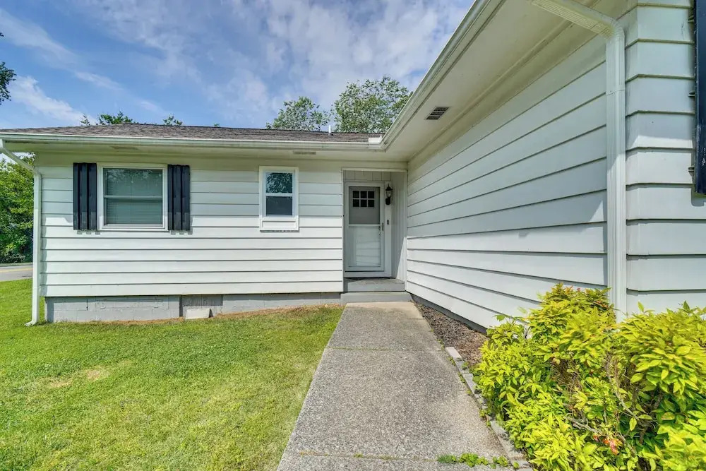 Oak Ridge Retreat w/ Porch < 1 Mi to Downtown