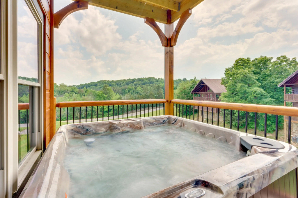 Misty Mountain Stop: Mountain Views, Hot Tub, Game Room, Theater Room