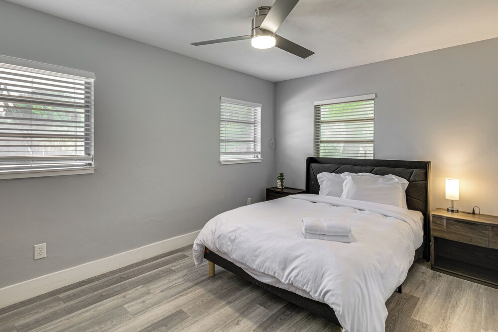 Legoland & Lakes Pool Home Pet Friendly