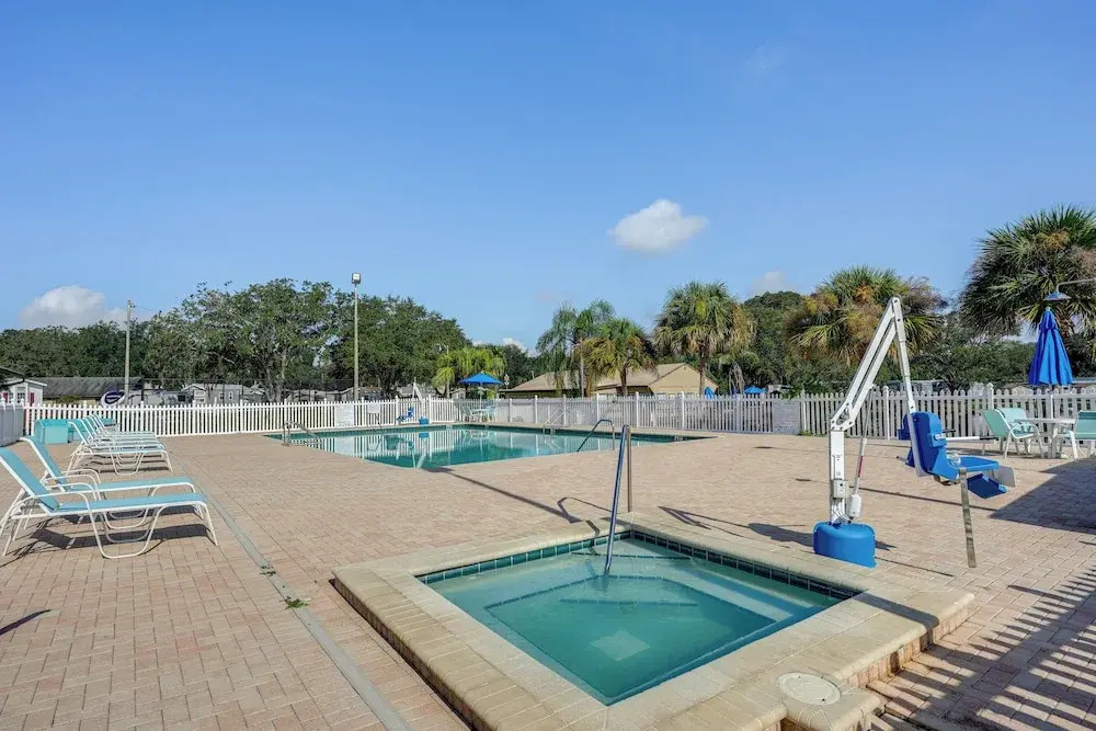 Lakeland Cottage w/ Pool Access + Screened Porch!