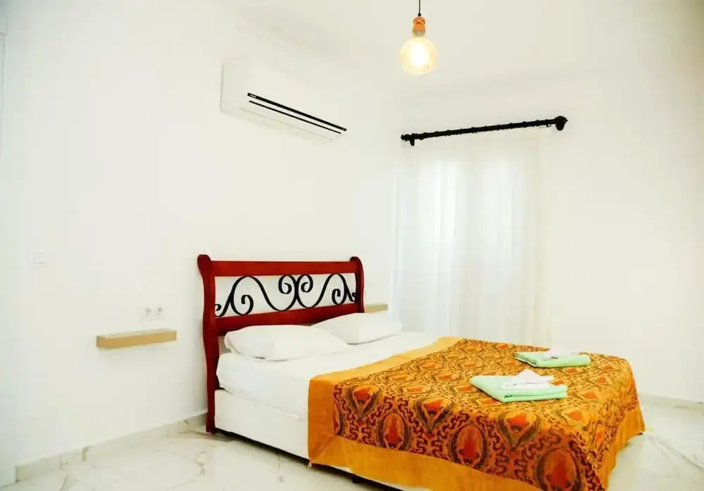 Villa-Sleeps 8-Parking-Pool-Bbq