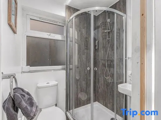 Apt 1: Cosy Ground-Floor Flat - By ShireStays