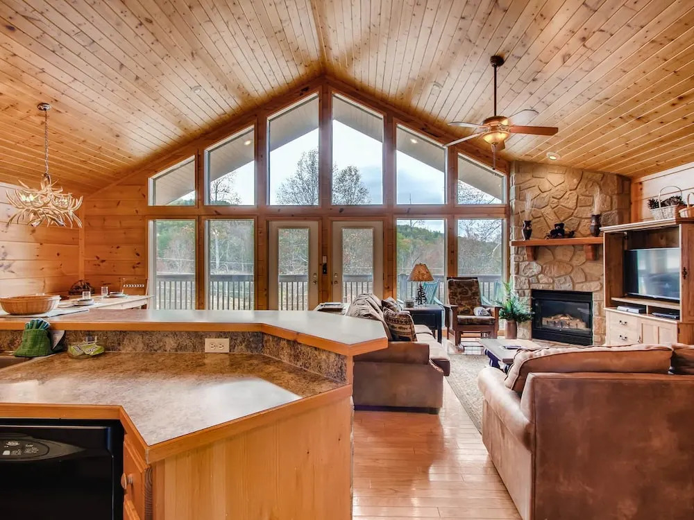 Bearadise 4 Bedroom Cabin by RedAwning
