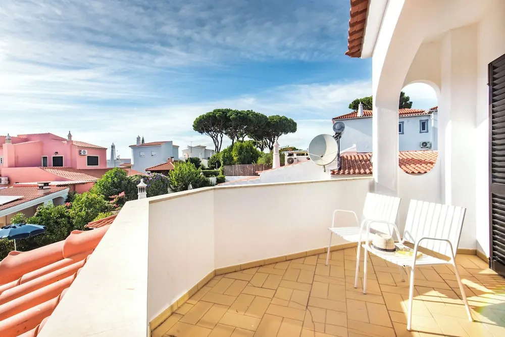 Spacious 4 bedroom villa, private pool, free air conditioning and wifi