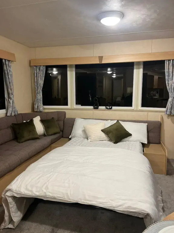3 Bedroom Caravan - Sleeps 8 - Parking, Wifi, Pool