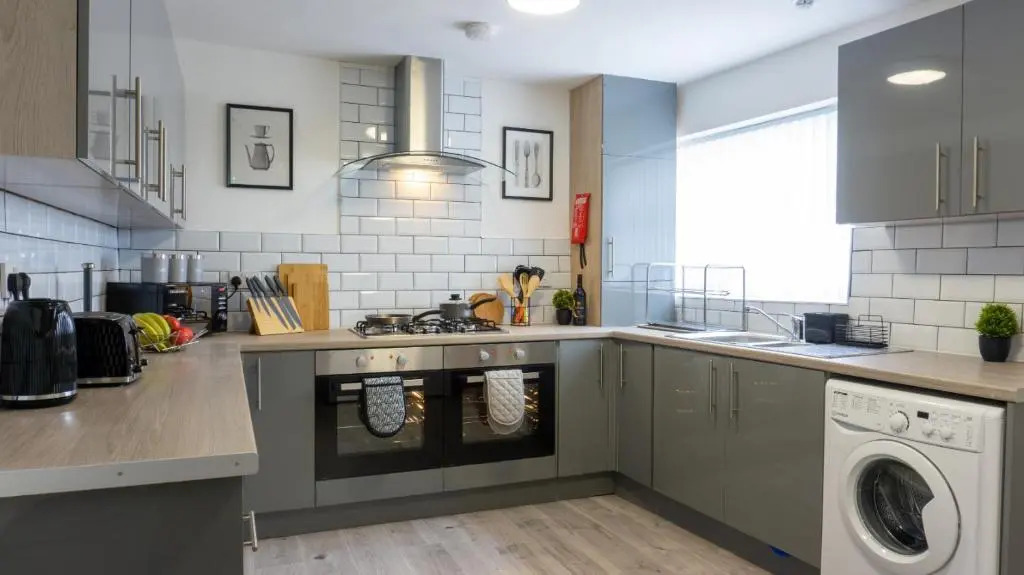 Air Host and Stay - Breckfield house sleeps 14, 7 bedrooms free parking LFC