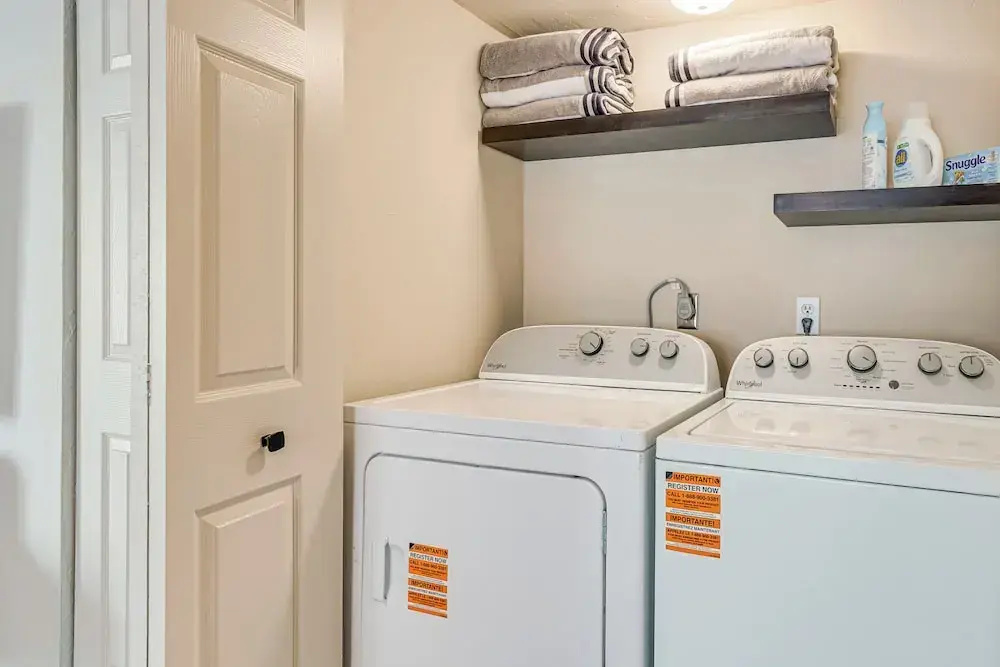 2 Mi to UF Campus: Modern Condo w/ Pool Access!