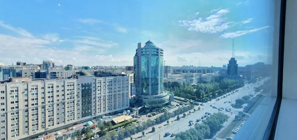 Новая,просторная 2х комн. квартира возле Байтерек