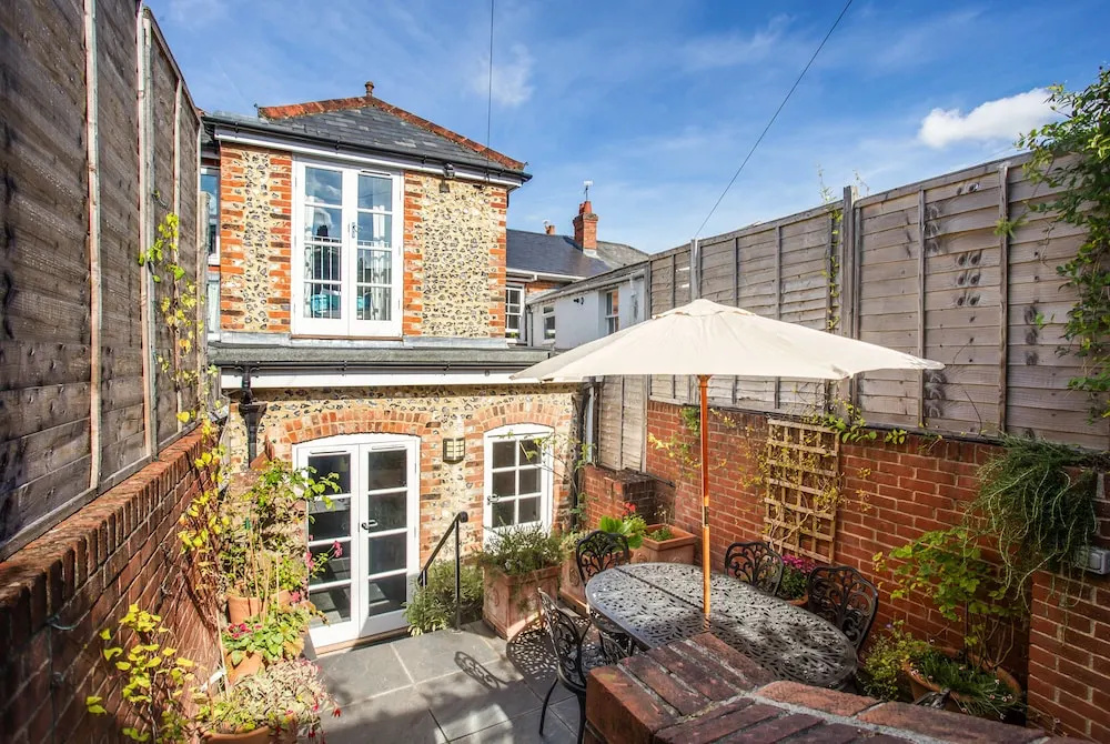Peaceful Elevated Residential Area - Walk to City