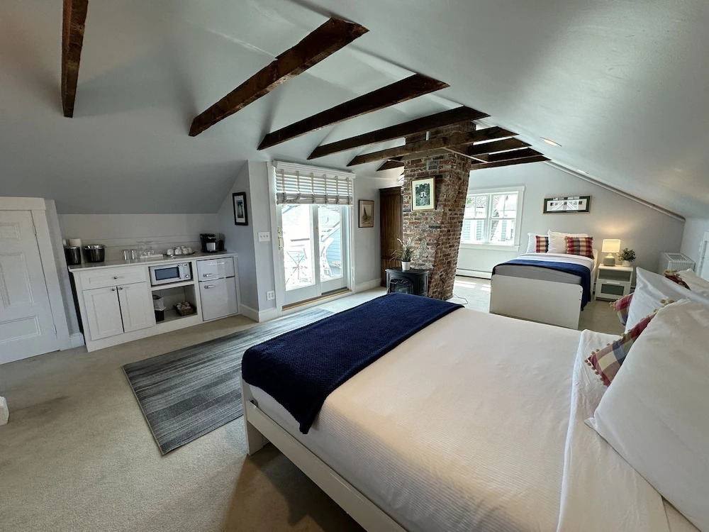 Unique Loft With Rooftop Deck In Downtown Newport - Unit 3 Home