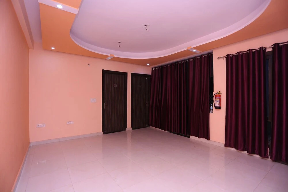 OYO 28172 Hotel Golden Palace