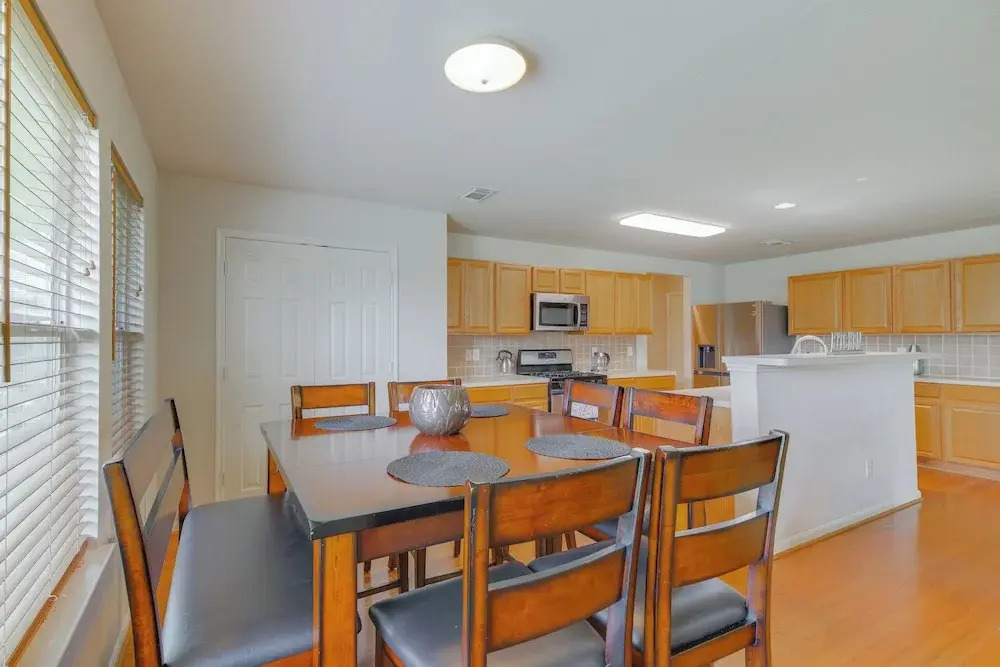 7 Mi to Downtown Baytown: Spacious Home w/ Yard