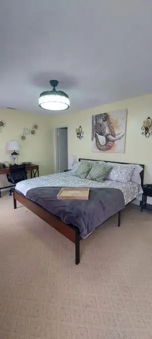 J.Creek Retreat, creekside townhouse +1 car garage
