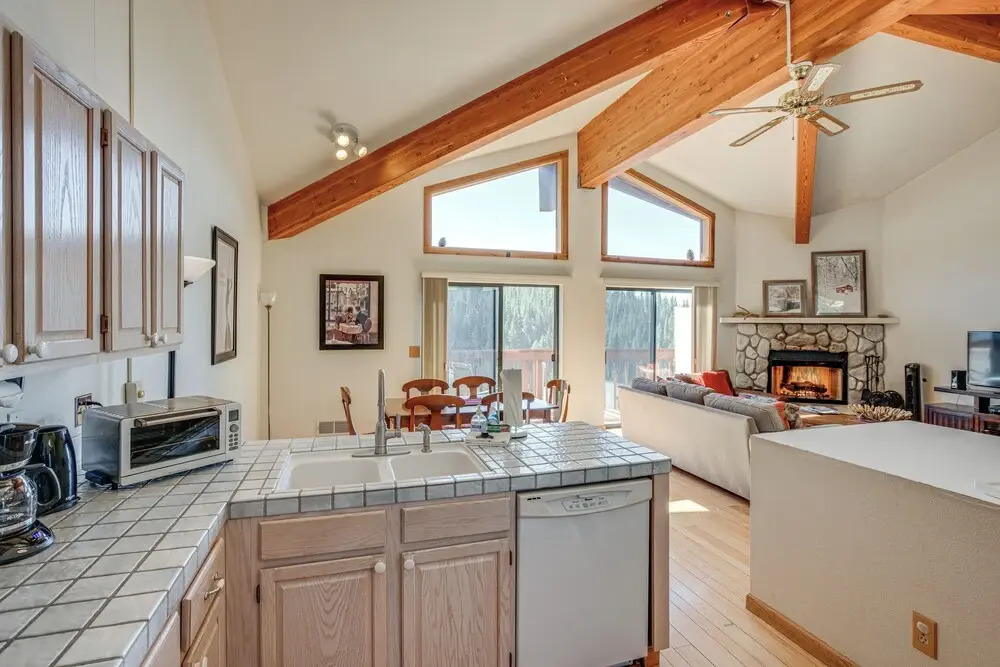 < 1 Mi to Diamond Peak: Townhome w/ Lake Views