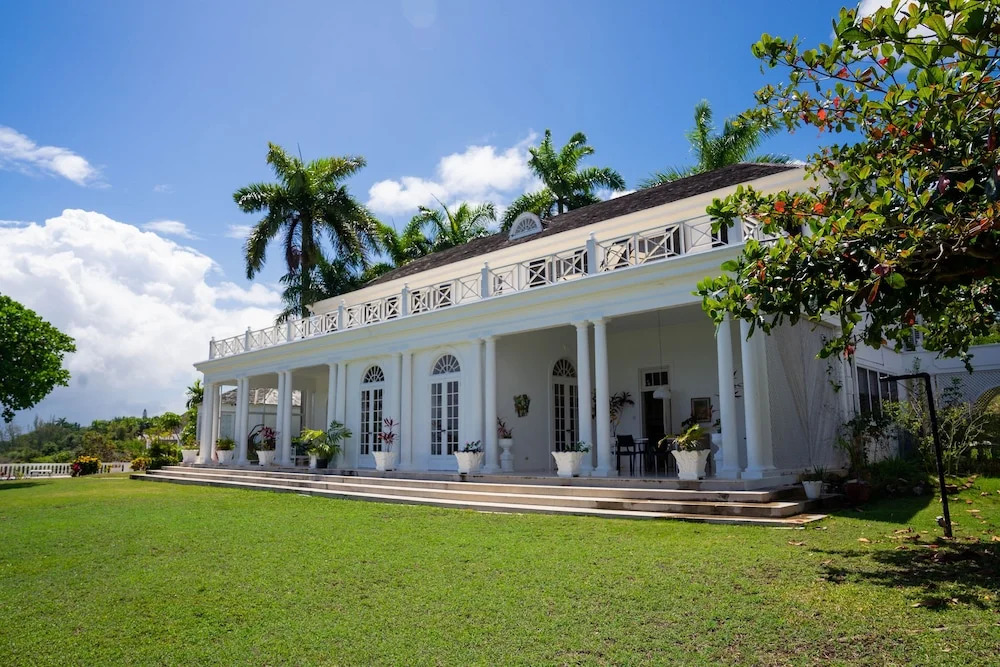 Amazing Family Retreat In Montego Bay! Enjoy A Private Pool And Breathtaking Views! 4 Bedroom Villa by Redawning