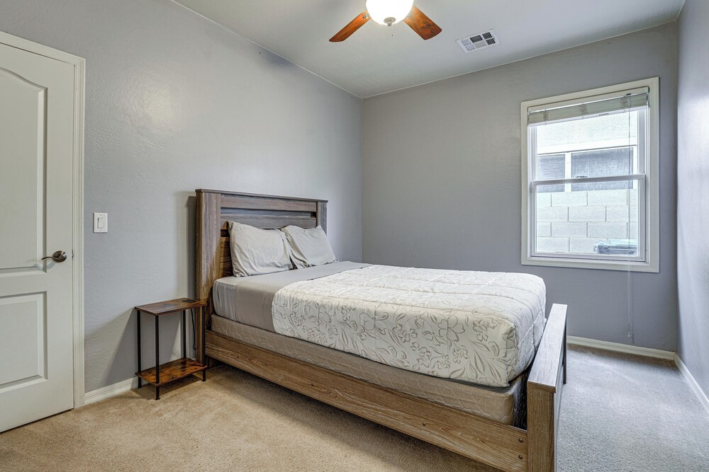 Poolside Oasis: Group-friendly Getaway in Phoenix!