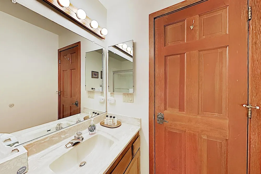 New Listing! Eagle Lodge Getaway W/ Pool & Sauna 2 Bedroom Condo