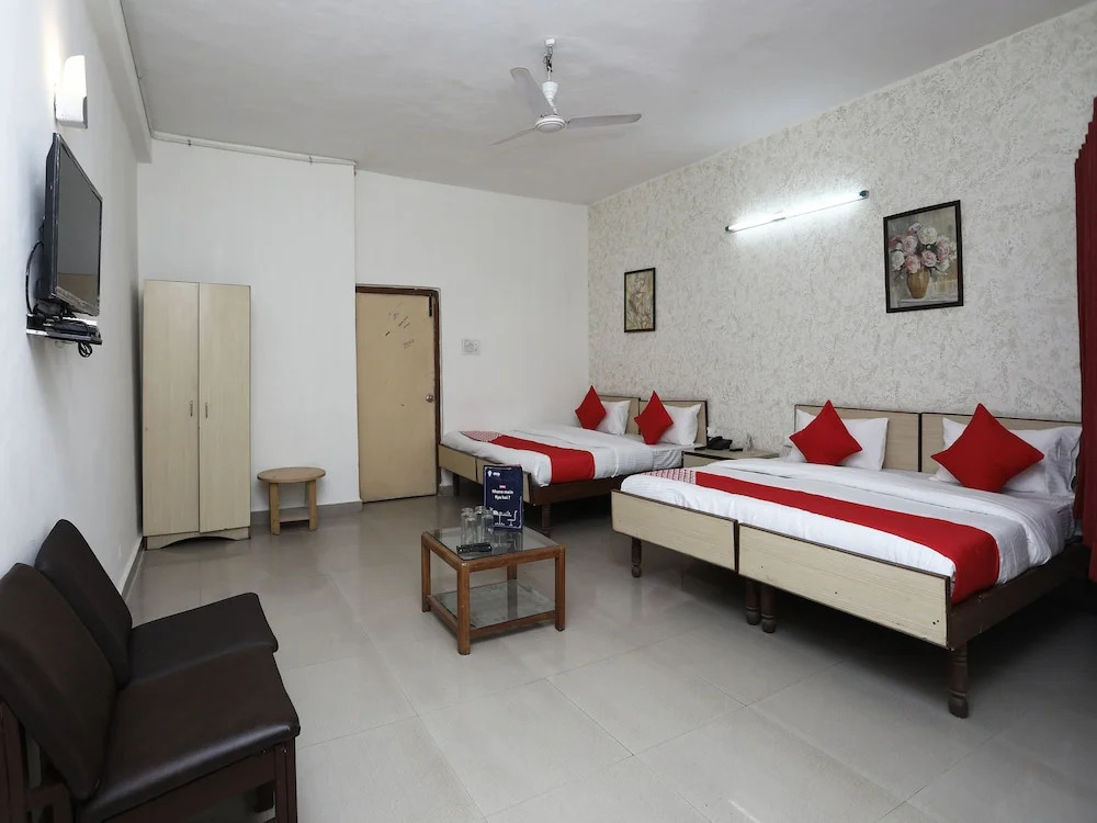 OYO 11937 Hotel Meedo
