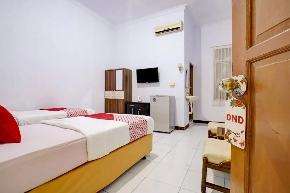 Diamond Hotel by OYO